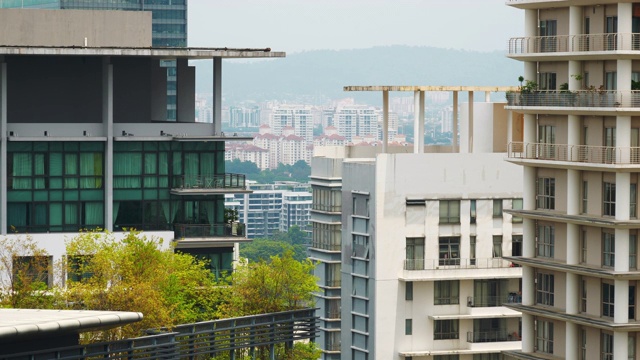 阳光明媚的一天吉隆坡市中心公寓大楼前屋顶全景4k马来西亚视频素材