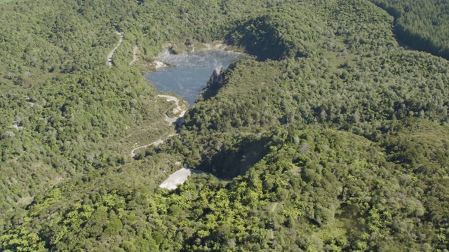 缩小拍摄的地狱火山口湖视频素材