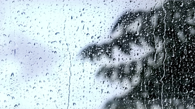 雨水顺着玻璃流下来视频素材