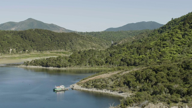 推入拍摄的Waimangu火山裂谷揭示背后的罗托马哈纳湖蒸汽海岸视频素材