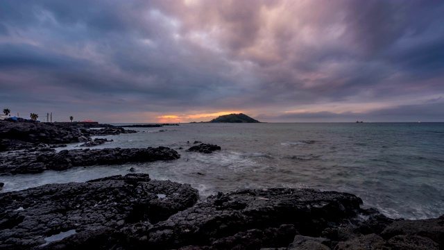 韩国济州岛济州市惠普宰海滩和毕阳岛(小火山岛)日落和夜景视频素材