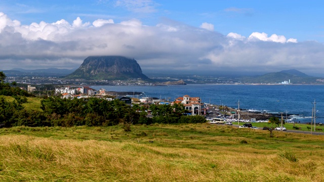 韩国济州岛西浦的松阁公园和被低云包围的三邦山视频素材