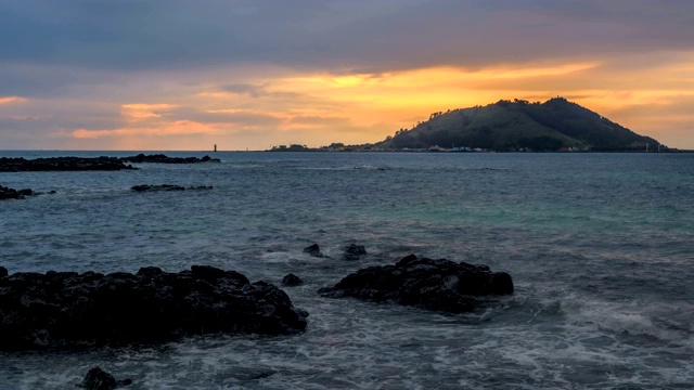 韩国济州岛济州市惠普宰海滩和毕阳岛(小火山岛)日落和夜景视频素材