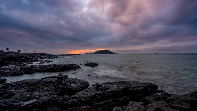 韩国济州岛济州市惠普宰海滩和毕阳岛(小火山岛)日落和夜景视频素材