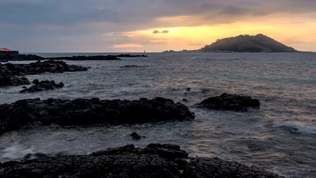 韩国济州岛济州市惠普宰海滩和毕阳岛(小火山岛)日落和夜景视频素材