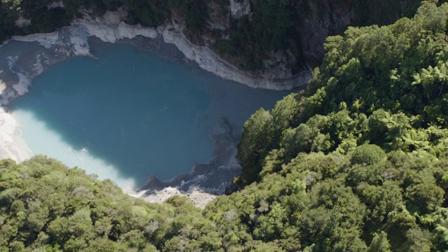 地狱火山口湖的广角镜头视频素材