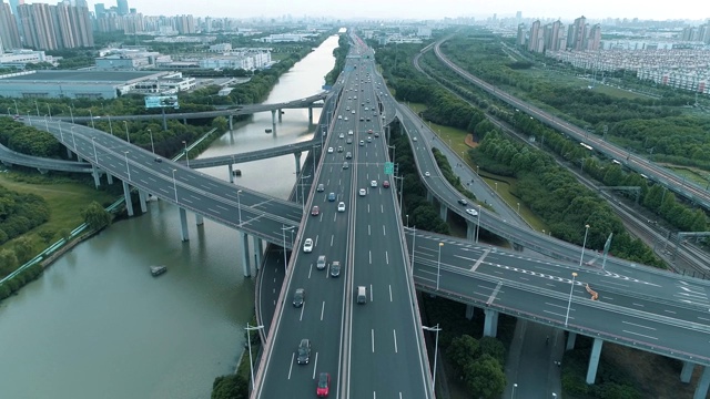 无人机的高速公路多层次交叉道路与移动的汽车在日落。汽车在多层路口行驶，是城市的概念。苏州城市,中国。视频素材