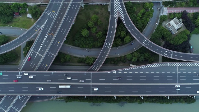 无人机的高速公路多层次交叉道路与移动的汽车在日落。汽车在多层路口行驶，是城市的概念。苏州城市,中国。视频素材