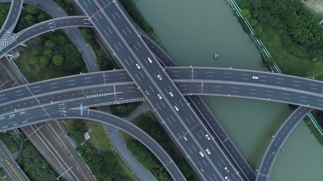 无人机的高速公路多层次交叉道路与移动的汽车在日落。汽车在多层路口行驶，是城市的概念。苏州城市,中国。视频素材