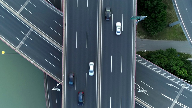 无人机的高速公路多层次交叉道路与移动的汽车在日落。汽车在多层路口行驶，是城市的概念。苏州城市,中国。视频素材