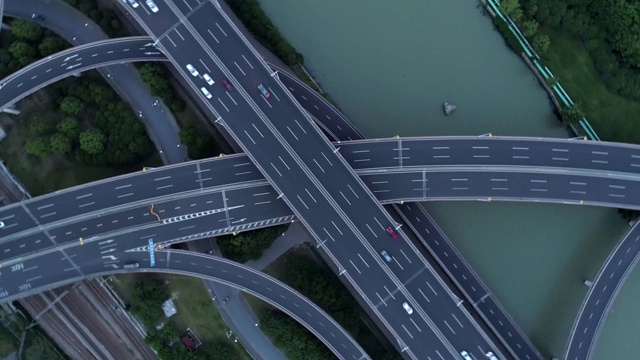 无人机的高速公路多层次交叉道路与移动的汽车在日落。汽车在多层路口行驶，是城市的概念。苏州城市,中国。视频素材