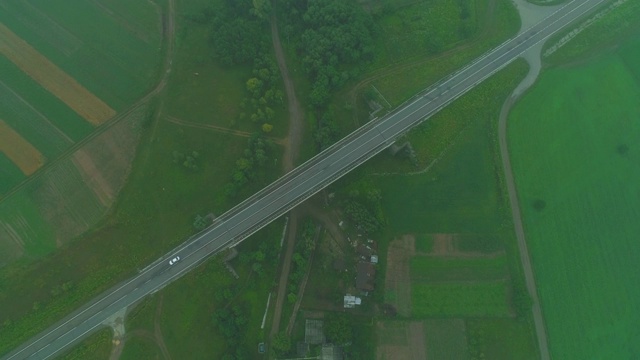 鸟瞰图。绿色的田野和被道路包围的村庄。4 k。视频素材