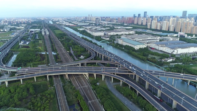 无人机的高速公路多层次交叉道路与移动的汽车在日落。汽车在多层路口行驶，是城市的概念。苏州城市,中国。视频素材