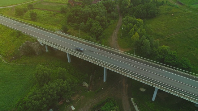 高谈阔论的汽车和卡车在公路上行驶。4 k。视频素材