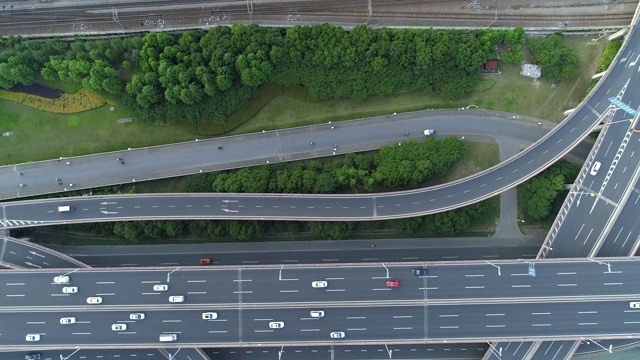 无人机的高速公路多层次交叉道路与移动的汽车在日落。汽车在多层路口行驶，是城市的概念。苏州城市,中国。视频素材