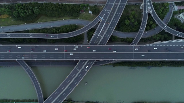 无人机的高速公路多层次交叉道路与移动的汽车在日落。汽车在多层路口行驶，是城市的概念。苏州城市,中国。视频素材