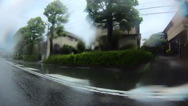 在雨中驾驶/侧视图视频素材