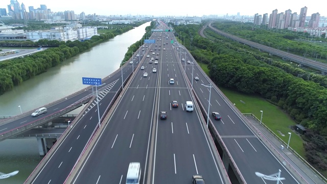 无人机的高速公路多层次交叉道路与移动的汽车在日落。汽车在多层路口行驶，是城市的概念。苏州城市,中国。视频素材