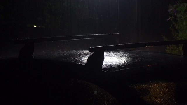 雨落在车顶上视频素材