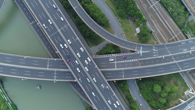 无人机的高速公路多层次交叉道路与移动的汽车在日落。汽车在多层路口行驶，是城市的概念。苏州城市,中国。视频素材