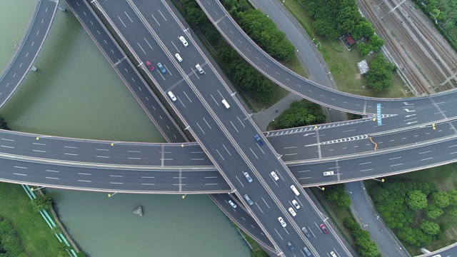 无人机的高速公路多层次交叉道路与移动的汽车在日落。汽车在多层路口行驶，是城市的概念。苏州城市,中国。视频素材