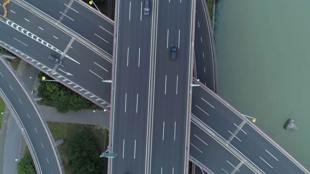 无人机的高速公路多层次交叉道路与移动的汽车在日落。汽车在多层路口行驶，是城市的概念。苏州城市,中国。视频素材