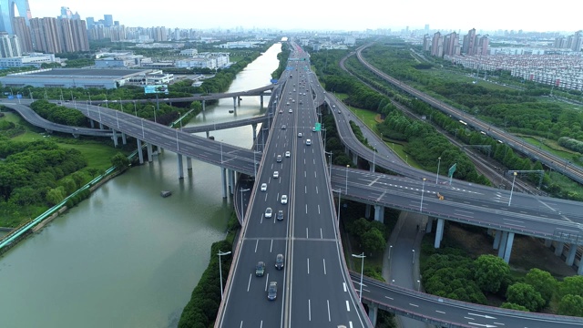 无人机的高速公路多层次交叉道路与移动的汽车在日落。汽车在多层路口行驶，是城市的概念。苏州城市,中国。视频素材