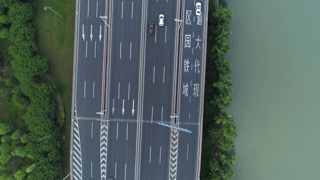 无人机的高速公路多层次交叉道路与移动的汽车在日落。汽车在多层路口行驶，是城市的概念。苏州城市,中国。视频素材