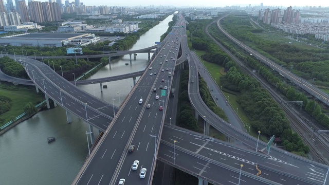 无人机的高速公路多层次交叉道路与移动的汽车在日落。汽车在多层路口行驶，是城市的概念。苏州城市,中国。视频素材