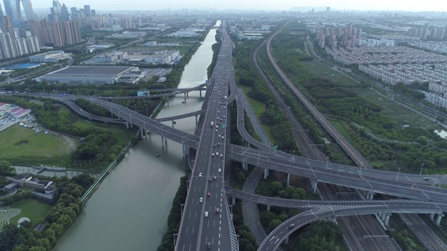 无人机的高速公路多层次交叉道路与移动的汽车在日落。汽车在多层路口行驶，是城市的概念。苏州城市,中国。视频素材