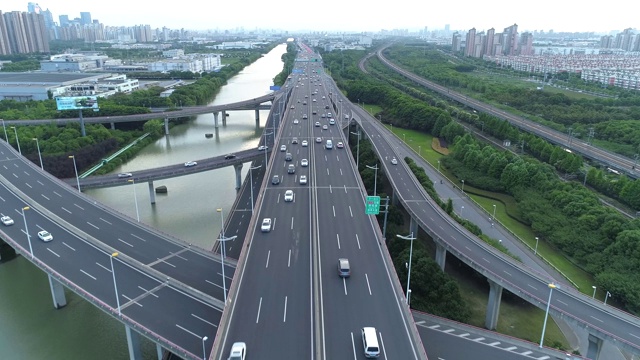 无人机的高速公路多层次交叉道路与移动的汽车在日落。汽车在多层路口行驶，是城市的概念。苏州城市,中国。视频素材