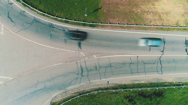 在高速公路上行驶的客车鸟瞰图。4 k。视频素材