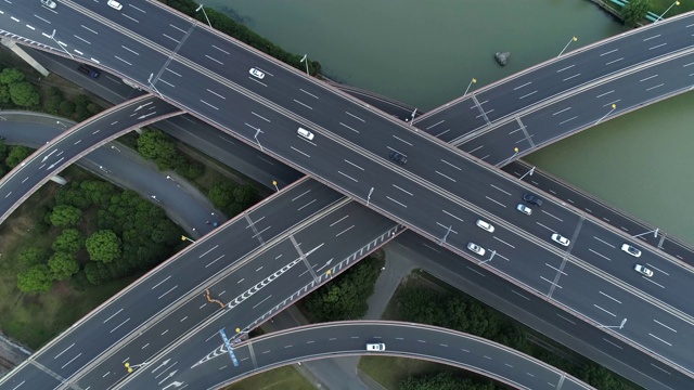 无人机的高速公路多层次交叉道路与移动的汽车在日落。汽车在多层路口行驶，是城市的概念。苏州城市,中国。视频素材