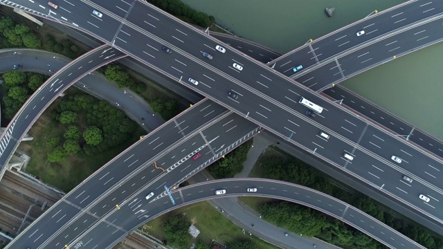 无人机的高速公路多层次交叉道路与移动的汽车在日落。汽车在多层路口行驶，是城市的概念。苏州城市,中国。视频素材