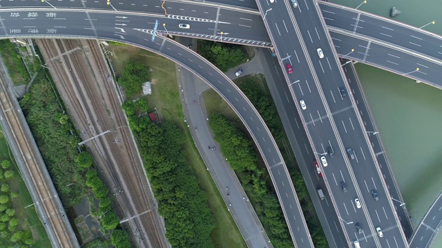 无人机的高速公路多层次交叉道路与移动的汽车在日落。汽车在多层路口行驶，是城市的概念。苏州城市,中国。视频素材