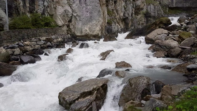 Kandersteg附近的Schwarzbach河视频素材