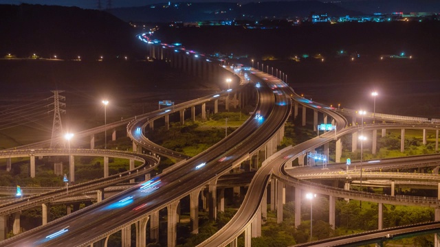 4k时间间隔从台湾的高速公路和繁忙的交通中飞驰而出视频下载