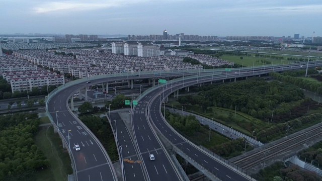 无人机的高速公路多层次交叉道路与移动的汽车在日落。汽车在多层路口行驶，是城市的概念。苏州城市,中国。视频素材