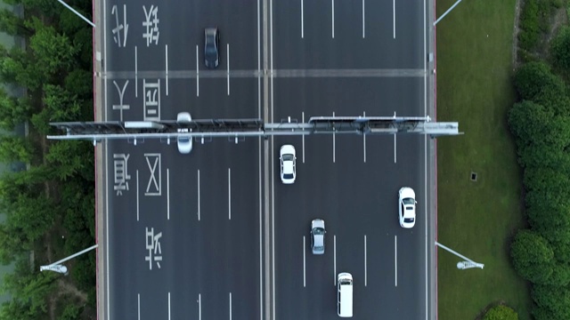 无人机的高速公路多层次交叉道路与移动的汽车在日落。汽车在多层路口行驶，是城市的概念。苏州城市,中国。视频素材