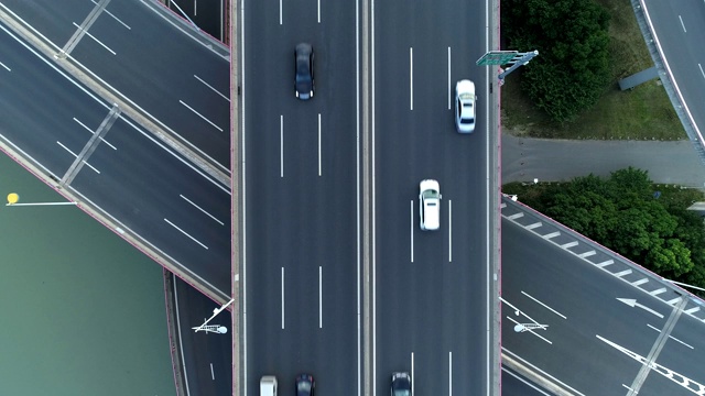 无人机的高速公路多层次交叉道路与移动的汽车在日落。汽车在多层路口行驶，是城市的概念。苏州城市,中国。视频素材