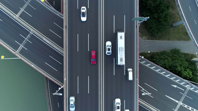 无人机的高速公路多层次交叉道路与移动的汽车在日落。汽车在多层路口行驶，是城市的概念。苏州城市,中国。视频素材