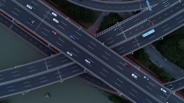 无人机的高速公路多层次交叉道路与移动的汽车在日落。汽车在多层路口行驶，是城市的概念。苏州城市,中国。视频素材