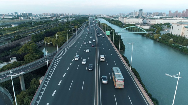 无人机的高速公路多层次交叉道路与移动的汽车在日落。汽车在多层路口行驶，是城市的概念。苏州城市,中国。视频素材