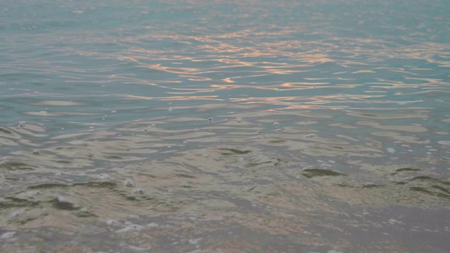 金色田园诗般的芭堤雅落日，夕阳落进温柔的海水中。视频素材