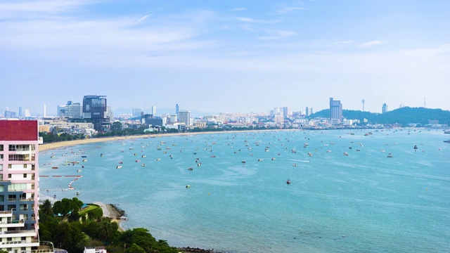 白天，芭堤雅的海岸线、海滩、海面上漂浮着的船只和摩天大楼。视频素材