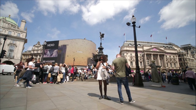 时间流逝的皮卡迪利广场灯光和游客视频素材