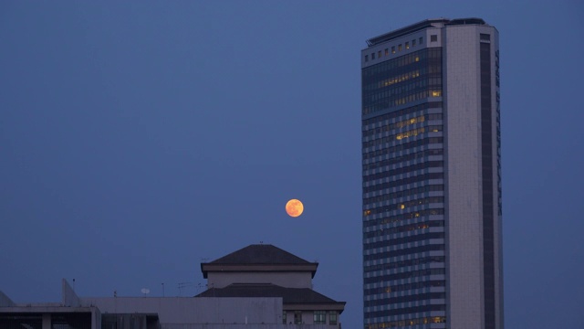 夜色照亮黄昏时分吉隆坡市中心月亮全景4k马来西亚视频素材