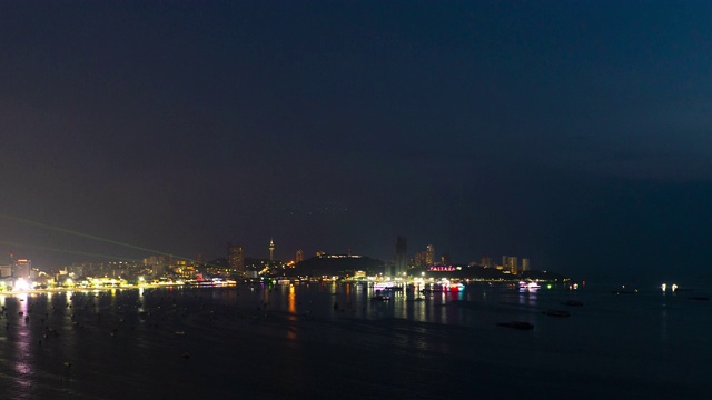 在芭堤雅的夜晚，海岸线、海滩、海上漂浮的船只和摩天大楼的全景景观。视频素材