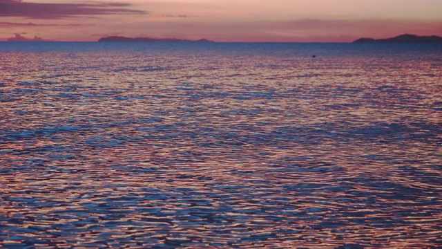 金色田园诗般的芭堤雅落日，夕阳落进温柔的海浪中。视频素材