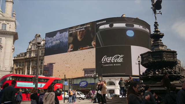 时间流逝的皮卡迪利广场灯光和游客视频素材